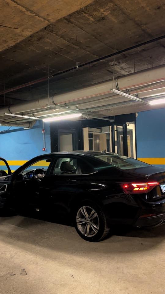 JETTA 🇩🇪
سنة الصنع / 2023 
اللون / أسود 
مشي السيارة/ 23 mil
حجم المحرك / 1.5 T 🚀
رقم السيارة / أربيل 

فئة السيارة / SE فول مواصفات 
بانوراما 
بصمة 
تشغيل عن بعد
أبواب بصمة 
صندوق بصمة 
لايت ليد 
بك لايت ليد 
كشنات جلد 
كشنات تدفئة
رادارات 360 درجة
نضام كاربلي واندرويد اوتو
اوتو ستوب 
نظام ايكو / سبورت 

وبقية المواصفات معروفة 

ضرر السيارة ( فقط باب السكن ونفسه متعدل ومصبوغ ايرباك برده فقط وراجع سستم )
السيارة عليها ادامة كاملة دهن موتل يم زيوت الحسام 
والتايرات قبل يومين تخم كامل جديد 
كاملة مكملة مابيها مصرف دينار
مكانها اربيل 
***********
