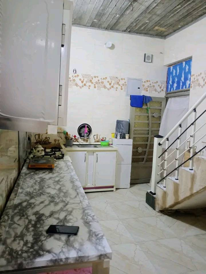 بيت بحي ساهرون قريب الحزام والفلكه كلش بضهر التجاري سعر 80نظيف كلش جاهز للسكن   بيع نقد فقط لا تتصل تكلي مبادره ماكو مبادره مامفتوحه وماكو اصلا البيت طابق واحد 100متر بناء جديد ***********
