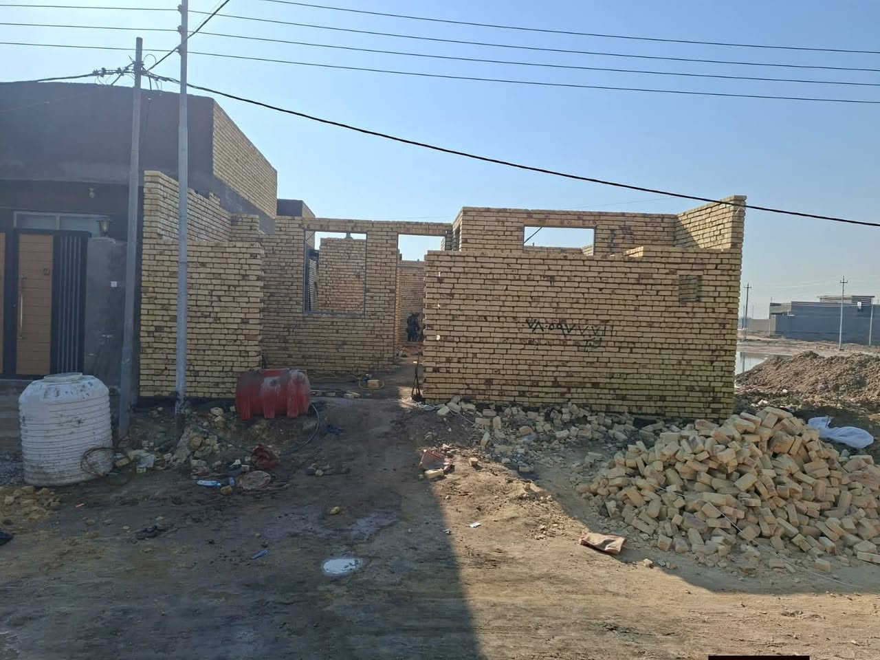 ♕ بسم الله الرحمن الرحيم اللهم صلِّ على محمد وآل محمد ♕

🏠  :  منزل هيكل للبيع 

🌐  :  الموقع حي الزهور 

📐  :  المساحة  200 متر  

🏗  :  بناء حديث سنة  2026 / بناء درجة اولى من الارض حتى هذه المرحلة كما موضح  بل صور 

💰 :  سعر مناسب جداً  بل نسبه للموقع والعمل 95 مع المجال 

💵  :  تكدر  تقدم  على قرض من الاسكان  / الهيكل حر ما مطلوب 

📲  :  الاستفسار اكثر الاتصال على الرقم 

📞  :   ‏‪0788 251 8491‬‏  واتساب 

✨   لــن تـکون وحـيداً ابـداً مع  الــ مهيمن  للعـقار  ✨
