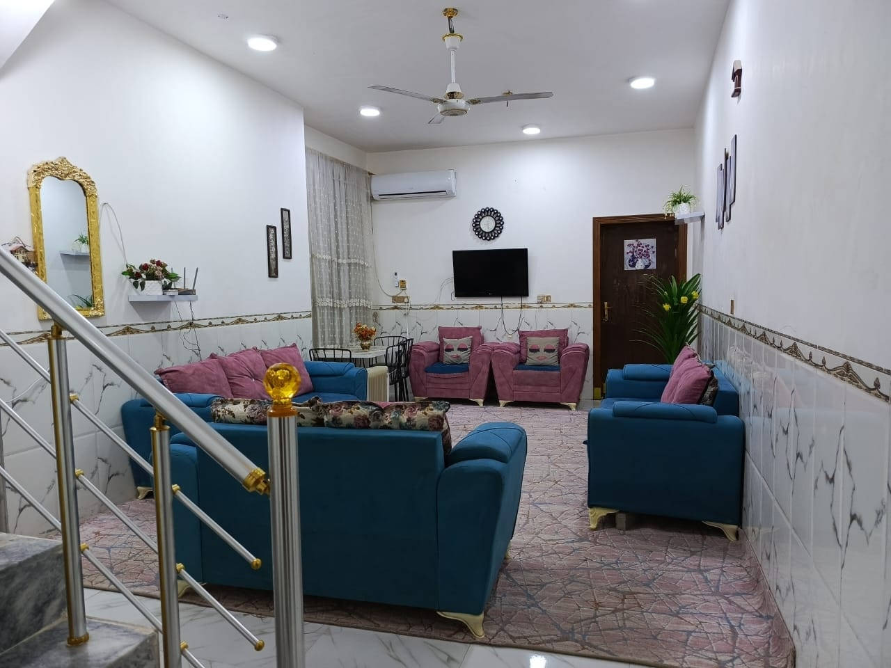 بيت للبيع/ السماوه 
----------------------
منطقة ٣٦ مقابل الحكم 
----------------------
مساحه ١٥٠ متر طابقين شارع ١٥ متر 
----------------------
الاول/ غرفه وصاله وبراني ومطبخ وصحيات 
الثاني/ ٣ غرف وصاله وصحيات مسلح بناء ٢٠١٩
-----------------------
السعر ١٥٠ مليون البيت حر غير مطلوب 
-----------------------
*********** / ***********
-----------------------
للإستفسار مراجعة مكتب عقارات قاسم كاظم الإسكان قرب كافتريا كناري مستعدون للاستقبال كافه العروض
