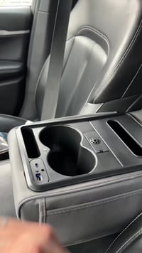 مسند ذراع • مبخرة مدمجة • منافذ شحن USB Type-C