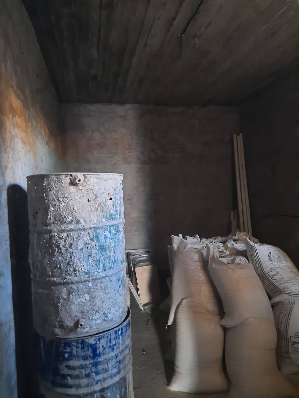 مشتمل ( هيكل) مساحه ٧٥ متر 
خلف شارع الحشد مقابل الساحه
منطقة ال ٢٦ محله ٢٠٥ تأسيس كهرباء و ماء كامل
للاتصال على الرقم ***********
