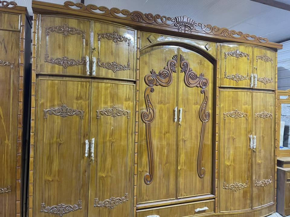 السلام عليكم غرفه نوم جديده حطاطه   حديثه خشب ثقيل فول  كامله مابيهه اي نقص ملاحضه جديده وليس مستخدمه  تتكون من زاويه وجربايه وميز جربايه وتواليت وجزامه وصوميه كامله للتواصل*********** السعرمليون و100
