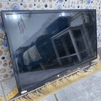 شاشة ال جي الاصلي بدون نت الوانه دقه حجم 32 بس شويه بيه تراب داخل الشا...