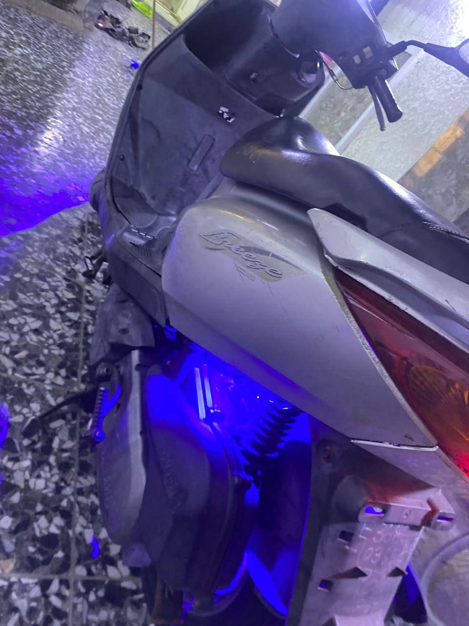 السلام عليكم بريز لايت ناصي كابريتر دراجه كلهه اصلي وفول ومكفوله شلعه معدل ومكينه برغي ممفتوح كفر اصلي ختم واحد كله شغال كابريتر وسلف اصلي اي شي تجاري مابيهاا اخوان كفاله عامه السعر675المكان الشعب رقم الهاتف ***********
