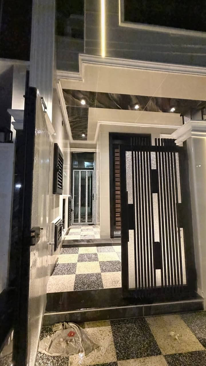 السلام عليكم بيت للبيع في حي الجهاد منطقه الرفاق الأولى
ثاني بيت عن الشارع العام 
تبلغ المساحه ١٠٠ متر. واجهه  ٥ ونزال ٢٠ 
يحتوي البيت على ثلاثه غرف نوم وحمام عدد ٢ وصاله ومطبخ 
بناء 2025 البيت غير مسكون زيرو 
للاستفسار اتصل على الأرقام التأليه 

***********

***********

مكتب السلام  الهندسي مجاور الجمعيه الاستهلاكيه مقابل اسواق السفير الضباط شارع العام حي الجهاد
