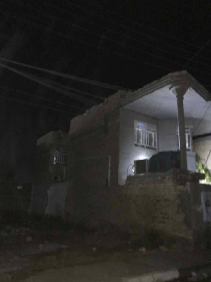 للبيع بيت ملك صرف مساحة 200 متر طابق الارضي يتكون 
غرفتين وصاله 
ومطابخ حار وبارد 
كيلدور ودوانيه 
صحيات ٣داخلي وخارجي 
منور ممر
الطابق الثاني 
4غرف 
وصاله وحمام 
بناء حديث المكان حي الزهراء  صوب الكبير 
ورى مركز شرطه *********** اقرب نقطه ماركة ال حسن قل من طرف المندوبه ياعلي مدد هاي امانه عندك اخي الكريم واختي الكريمه هم
