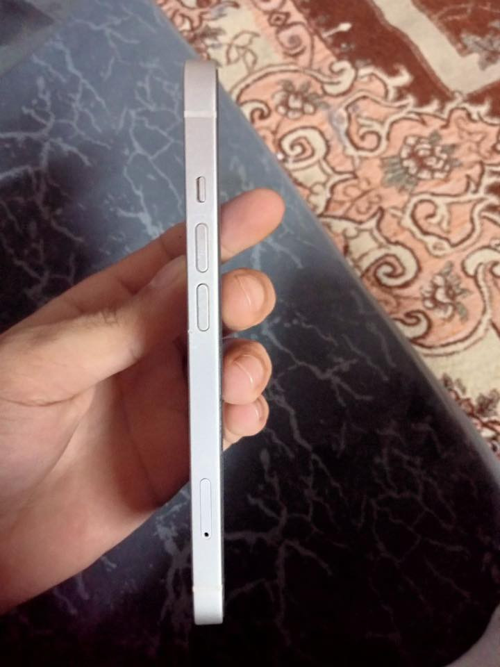 ايفون 13عادي
تك سيمكرت 
فول نضافه 
ذاكرة 128
البطارية 96مصعد
مامفتوح شرط 
***********
