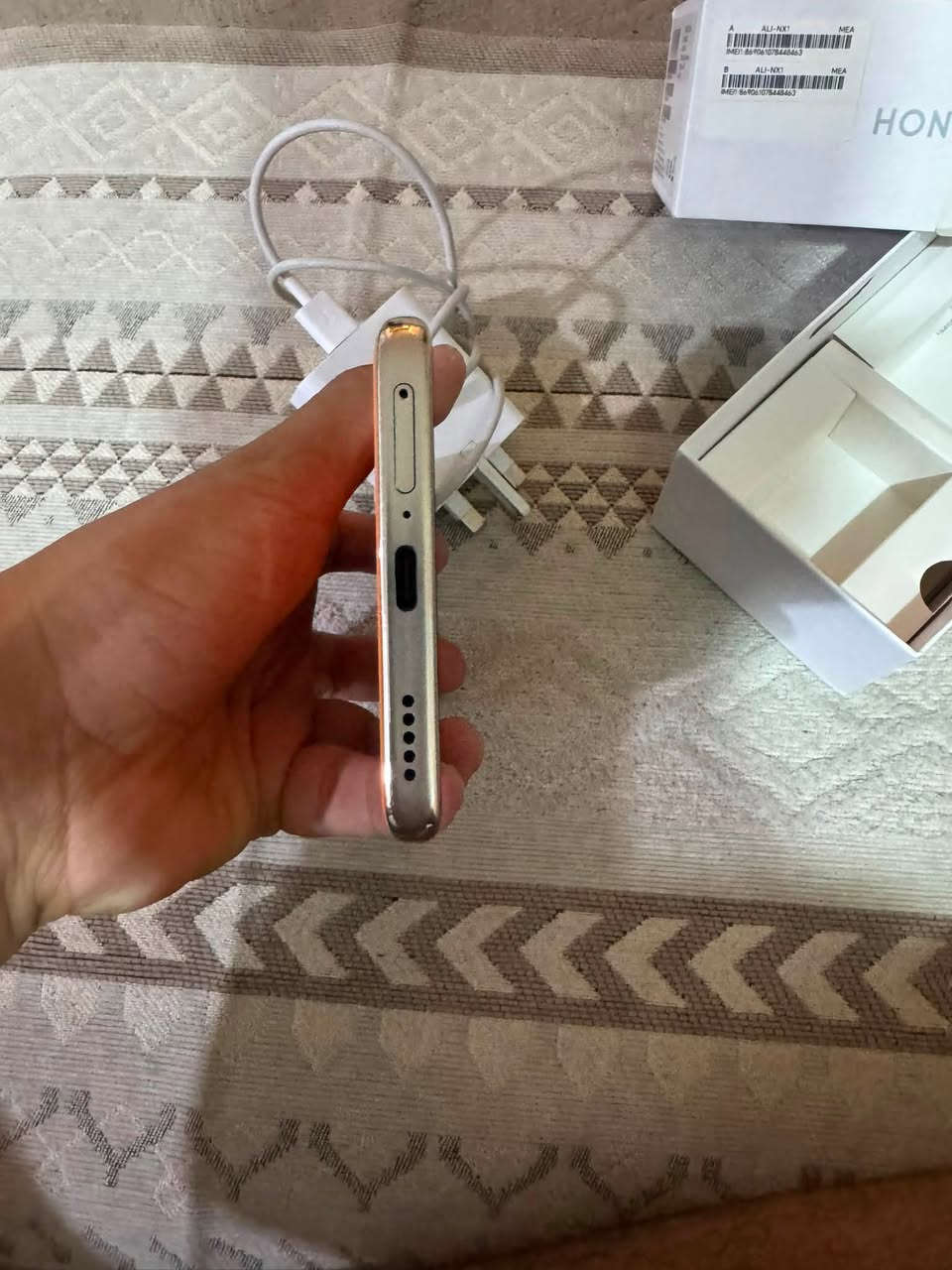 سلام عليكم هونر X9C ذاكره ٢٥٦ بطاريه ٦٦٠٠ الجهاز مستخدم فقط ١٥ يوم الجهاز كارتونته ضاعت ف اني عدي مال بي راح اطي ويا الي ياخذه الجهاز مكفول وما بي اي عيب  الجهاز ويا شاحنته الصليه ولاصق  اصلي وكفر جلد هم مرتب  الجهاز للبيع أو مراوس سعر ٣٥٠ وبي مجال قليل عنوني كربلاء حسينيه جريه رقم ***********
