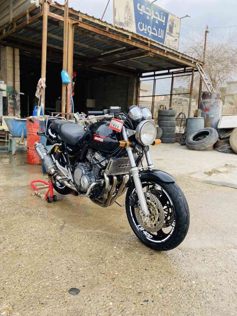 سيبي فور 400 
لون اسود موشم. كلش مميز لون وحيد بل عراق 
عليه ايدامه كامله  تخم تاير  تخم دسك دهن موتل  كابريتر جديد   باتري جديد شرط فقط دهن  بانزين. الصبح نكره سلف 
السعر 15 ورقه 
*********** عنواني كركوك
