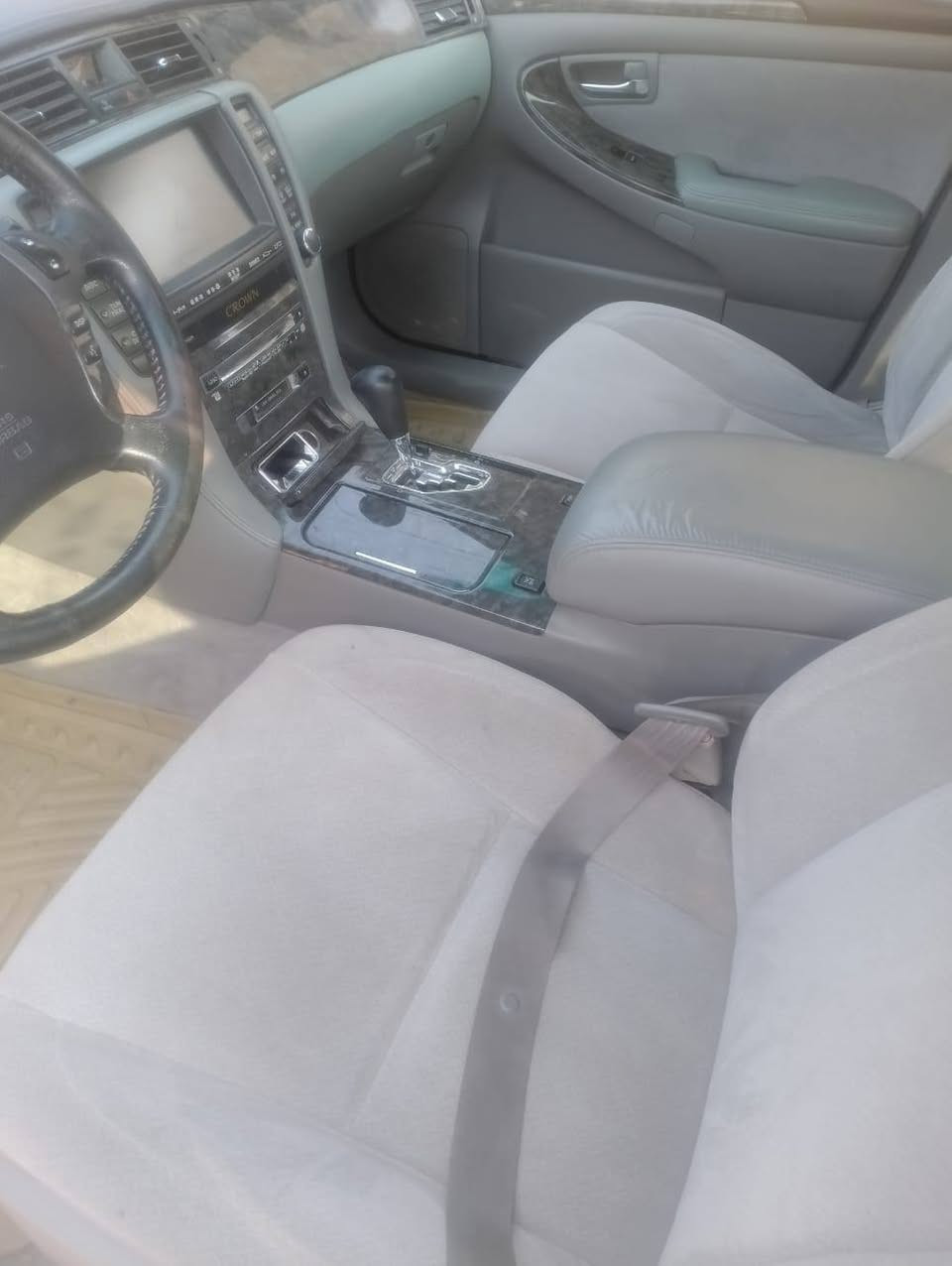 شاهينه موديل ٢٠٠٤ سياره جديده مكينه كير حداديه مكفول بس السنويه ضايعه السعر ٣٥ وبيها مجال ***********
