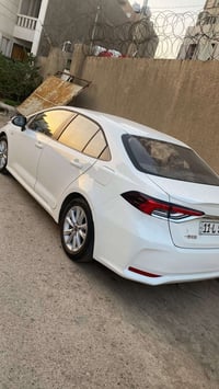 كورلا موديل2025 ماشيه 8000 كيلو متر السياره ب اسمي رقم بغداد مكفوله مك...