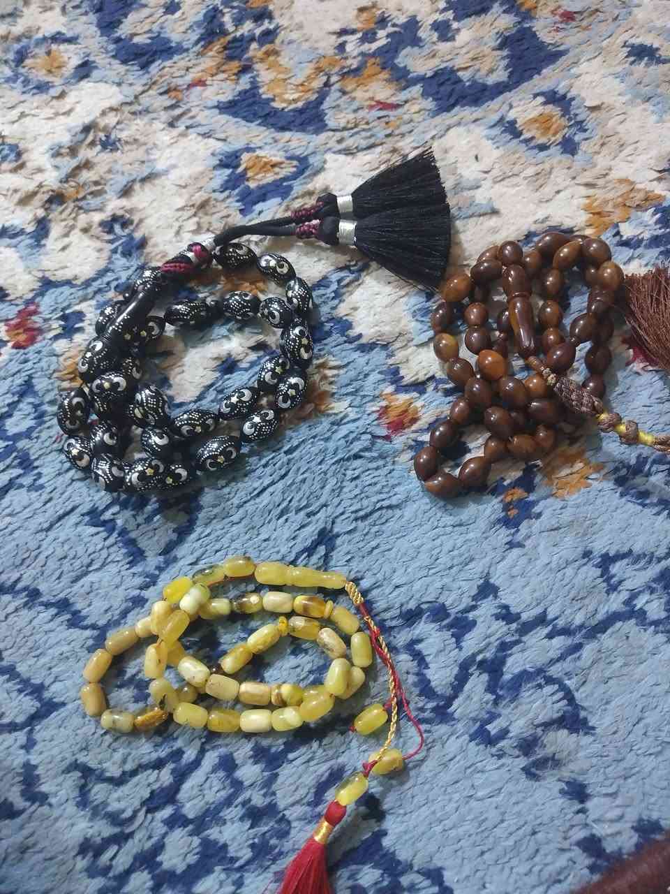 ماعندي توصيل بدايه.. السبح موجوده بالبصره واتساب ***********
كهرب ناعمه بيها خرزه مكسوره 
نارجيل سوده هلالين ونجمه بيها نقص خرزه 
نارجيل قديمه السعر 100كلهن
