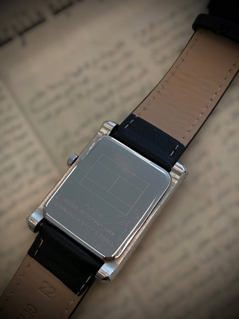 ساعة يد رجالية من تومي هيلفيغر (Tommy Hilfiger)، طراز 1790287.
* نوع الحركة: كوارتز.
* مادة الهيكل: الفولاذ المقاوم للصدأ.
* السوار: مصنوع من الجلد.
* مقاومة الماء: حتى عمق 30 مترًا (3 ATM).
* الميزات الوظيفية:
    *  سنتر عرض التاريخ.
    *  سنتر عرض يوم الأسبوع.
    *  سنتر صيغة عرض الوقت بنظام 12/24 ساعة.
    * عقارب مضيئة.
* أبعاد الهيكل: يبلغ حجم الهيكل 32 × 43 ملم وسمكه 9 ملم.


**إذا كنت صاحب هذا الإعلان وتريد حذفه لأي سبب، رجاءا أرسل رسالة إلى الدعم الفني**