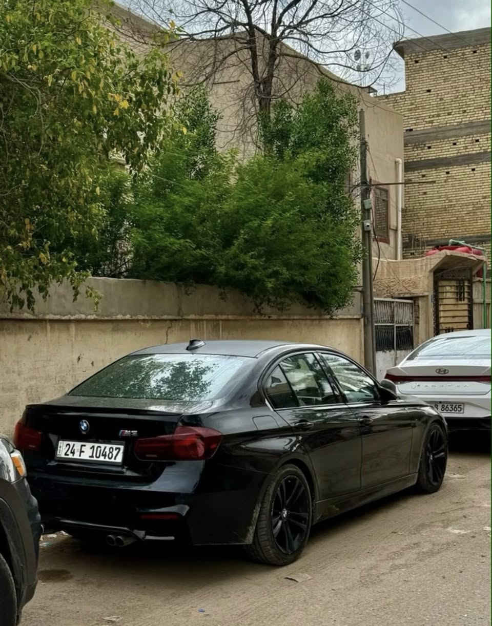 BMW 330i – موديل 2017 – لون أسود
سيارة ناعمة، اقتصادية على حجمها، وصرف البنزين بيها ممتاز، والسواقة مالتها تحسها ثبات وأداء BMW المعروف

 المواصفات:
 • وارد أمريكا، محرك 2000 توربو (Twin Power Turbo) اقتصادي وقوي بنفس الوقت.
 • قير أوتوماتيك 8 نمر مع إمكانية القيادة اليدوية (StepTronic).
 • كامل المواصفات: فتحة سقف بانوراما، جلد طبيعي، تبريد وتدفئة مقاعد، حساسات أمامية وخلفية، كاميرا رجوع، شاشة كبيرة مع نفيجيشن، كروز كونترول، إضاءة LED أمامية وخلفية، نظام دخول وتشغيل بدون مفتاح (Keyless).
 • نظام صوت أصلي فاخر Harman Kardon.

 الحالة:
 • ما بيها أي خلل ميكانيكي أو كهربائي.
 • حادث قديم بالصندوق الخلفي فقط، تم تبديله قبق الجنطه فقط بأصلي بدون أي ضرر بالشاصي أو صبغ يعني مكفولة .
 • مضاف إلها M Package Kit أصلي (دعاميات، سكك جانبية، دبل إكزوزت) يزيد من جمالية وأداء السيارة.
 • إطارات جديدة، بريكات جديدة، زيت وفلاتر مبدلة تواً.

 المميزات:
 • أداء رياضي وثبات عالي على الخط.
 • صرف بنزين ممتاز بالنسبة لمحركها القوي.
 • داخلية نظيفة جداً، لا ممزقة ولا باهتة.
 • لون أسود ملكي مكفول من الصبغ.

جاهزة للاستخدام، بس شغل وامشي

التحديثات :
مصابيح led محدثة اصلية من دبي 1500$ مع البرمجة .
مصابيح خلفية تحديث ايضاً اصلي وليس صيني 700$
M kit كامل
السيارة عليها نانو سائل وppf للقمارة والبنيد 
عنوان السيارة بصرة 

***********
