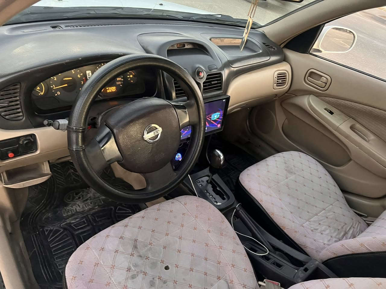 سلام عليكم للبيع نيسان سني 2009لون ابيضّ مصبوغه حزام رقم بغداد ***********مكان سياره ديالى سعر 80
