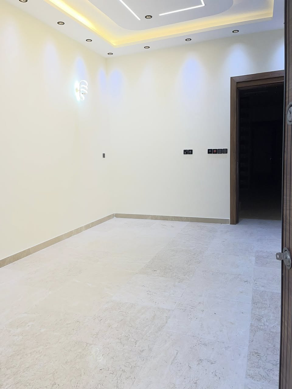 السلام عليكم
مشتمل المساحة 80 م الواجهة 4 م النزال 20 م 

📍حي البنوك قرب سوق الميثاق

بناء درجة اولى 2025
يحتوي على ( صالة + مطبخ + حولي + خدمات + غرفة نوم )
الطابق الثاني( غرفتين نوم + خدمات)   

 للأستفسار  :
 *********** :📞
     
او زيارة موقع المكتب :

(                الهدف للعقار                      )

حي البنوك -شارع الكنيسة بأتجاه جسر البنوك مجاور مكوى ريحانة
