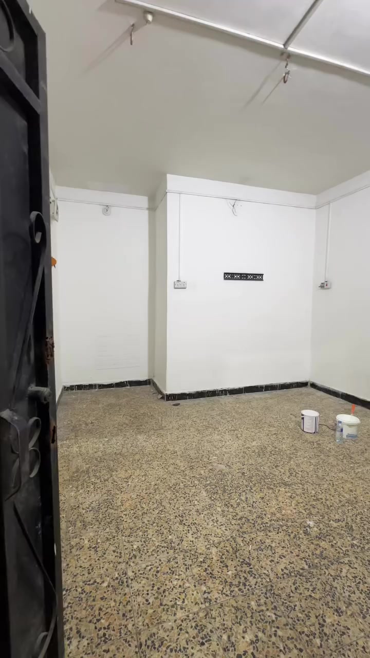 شقة في الجمعيات موقع جداً مميز 
يحتوي على 1 غرفة كبيره + صالة + مطبخ بسعر 350 الف فقط شامل الماء و الكهرباء
***********
