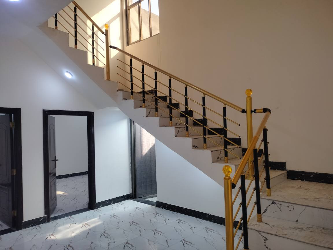 سلام عليكم ورحمه الله وبركاته بيت للبيع في ابي الخصيب شارع المحكمة ابو الخصيب الجديد البيت ركن المساحه الكليه 200 متر البيت يحتوي على غرفتين نوم وصاله ومطبخ وحمام داخل وخارج وديوان وكراج سياره البيت طابو صرف زراعي السعر 95 بي مجال الاستفسار اتصال على الرقم *********** البصرة, العراق
