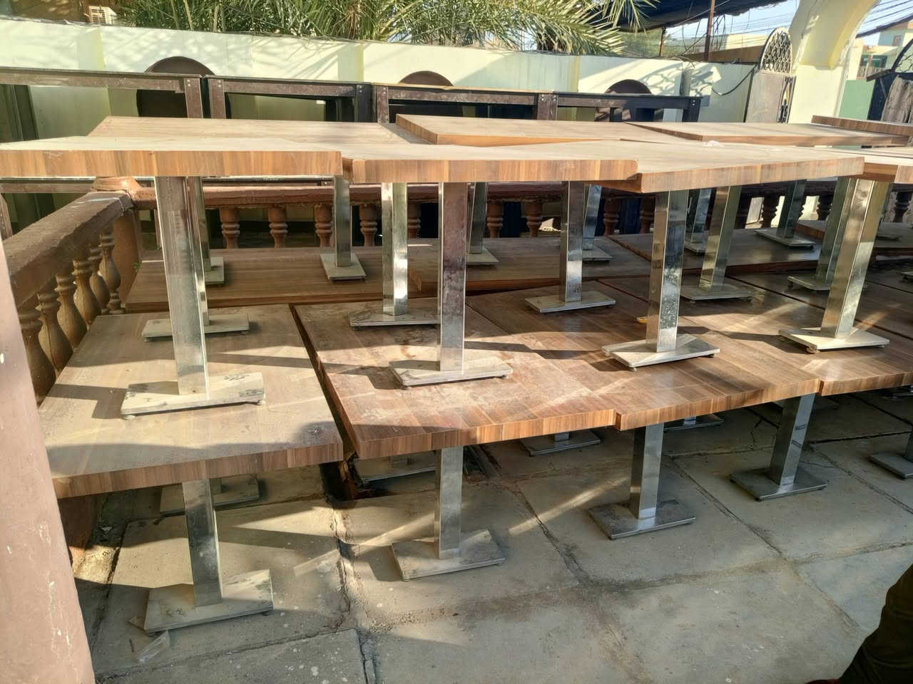 سلام عليكم عندي كراسي وميوزه للبيع عدد 400 كرسي ***********.   ***********
