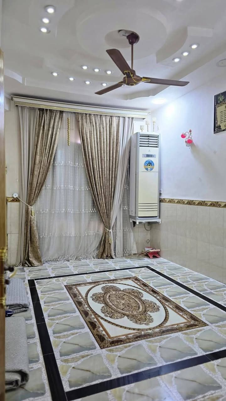 ***********
بيت طابقين بناء حديث مساحه 138 الطابق الارضي غرفه .صاله .استقبال  مطبخ حار .مطبخ بارد مفصول صحيات .الطابق الثاني نفس التصميم  الموقع الماجدية شارع الملعب شارع عريض رصيف اكثر من 4متر يصلح للسياره قريب علئ مركز الشرطه والمسجد وملعب الماجديه منطقه امينه غنيه عن التعريف
