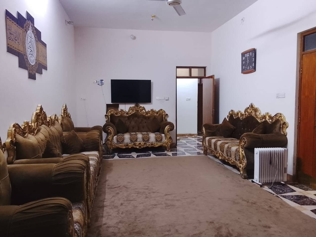 ​📣 عرض ملكي: بيت فخم للبيع في الفلوجة - حي اليرموك ✨
لكل من يبحث عن الفخامة، المساحة الراهية، والموقع الاستراتيجي؛ بيت راقٍ جداً وبناء حديث مواكب لأحدث التصاميم المعمارية جاهز للسكن الفوري.
​📍 الموقع المتميز:
​المدينة: الفلوجة - حي اليرموك (بالقرب من شارع 60).
​عرض الشارع: 8 متر (شارع واسع ومريح ومخدم بالكامل).
​📐 المساحة والتصميم الهندسي:
​المساحة الإجمالية: 300 متر مربع.
​التصميم الداخلي: نظام دبل فاليوم (Double Volume) الذي يمنح الصالة الرئيسية فخامة ملكية، بارتفاع شاهق وإضاءة طبيعية ساحرة.
​🚪 التفاصيل الداخلية والخارجية:
​غرف النوم: 4 غرف نوم واسعة وموزعة بذكاء.
​المرافق الصحية: 3 حمامات متكاملة ومجهزة (2 في الطابق الأرضي + 1 في الطابق العلوي).
​المحيط الخارجي: حديقة خارجية مرتبة بعناية ومساحة جلوس مميزة.
​💰 السعر:
​250 مليون دينار عراقي (سعر مميز جداً مقارنة بالموقع والمواصفات الفخمة).
​📞 للمعاينة والاستفسار، يرجى الاتصال على الرقم:
*********** أو المراسلة مباشرة عبر الخاص.
​البيت كما موضح بالصور، تحفة معمارية تستحق المشاهدة على أرض الواقع! 🏡✨
