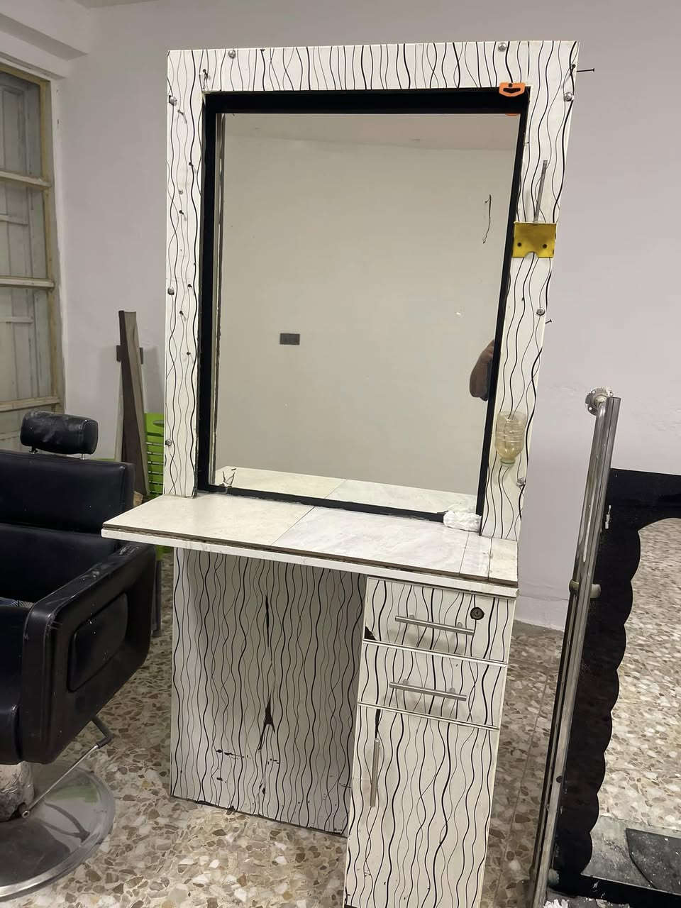 سلام عليكم
كراسي عدد 2.  
ميوزً عدد 2 قيم واخذ  
وادخلي خاص


**إذا كنت صاحب هذا الإعلان وتريد حذفه لأي سبب، رجاءا أرسل رسالة إلى الدعم الفني**