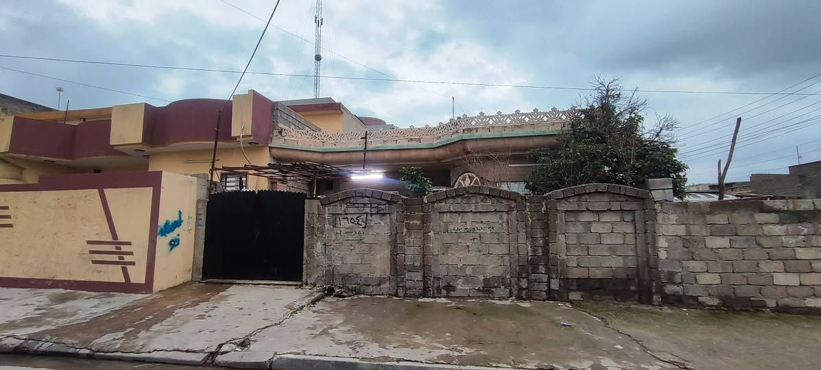 للبيع بل سماح الاولى 200 متر مرتب كاشي سيراميك 
يتكون من غرفتين نوم وهول وستقبال ومطبخ وصحيات 
قرب مدرسة مكة على شارع 15 
الاستفسار انتصل عل أرقام 
***********
***********
موقع المكتب حي عدن شارع التنانير قريب عل صيدلية اليمامة
