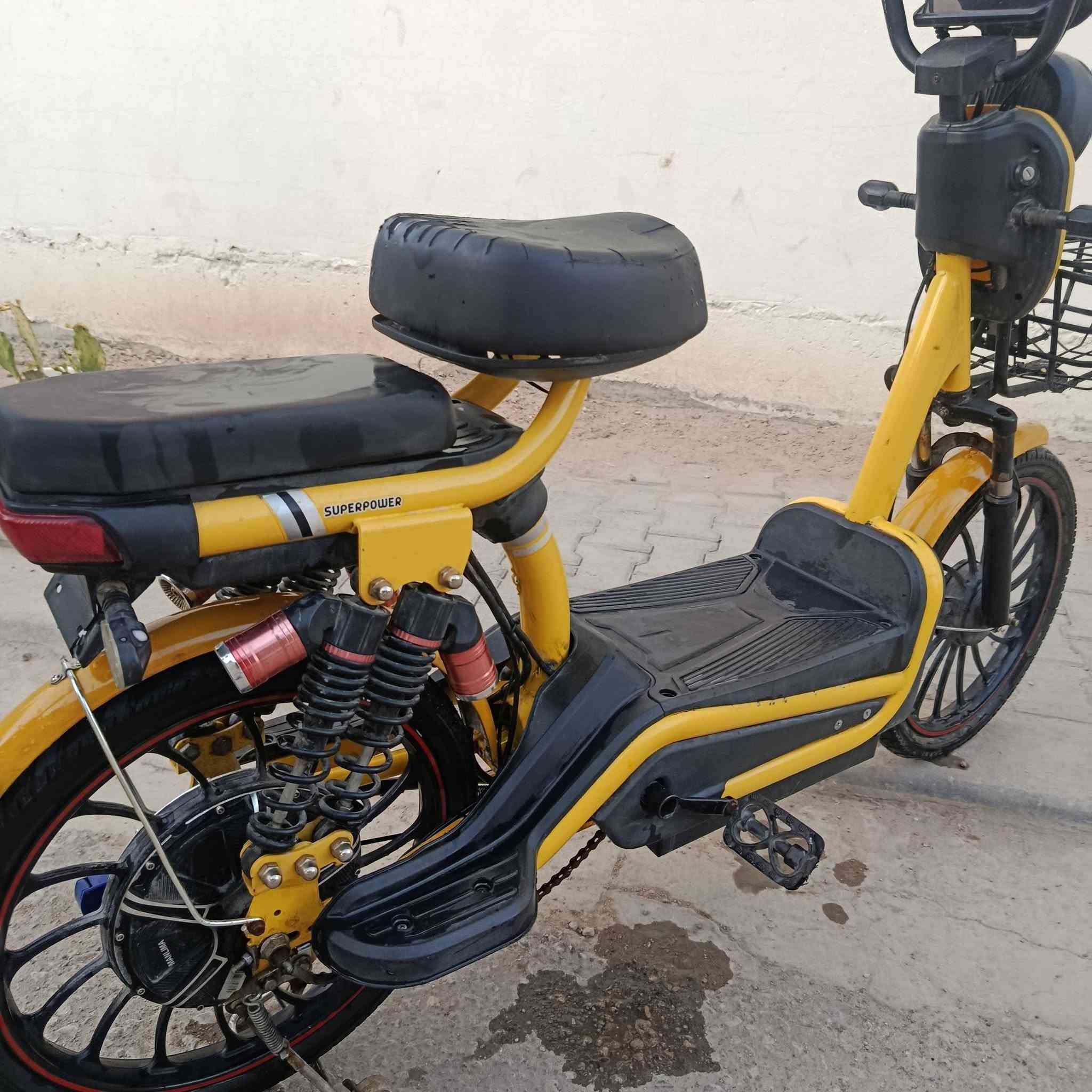 دراجه شحن حجم 20
5 بطاريات كرافين 60V 
مواصفات 
سرعه 50 حقيقي  + اشاير شغاله  ولد + تايرات جدد حيل+بصمتين وسويج + سله 
دراجه اخت جديده سعره 260 وبيه مجال 
موجود ماسنجر + رقمي ***********
