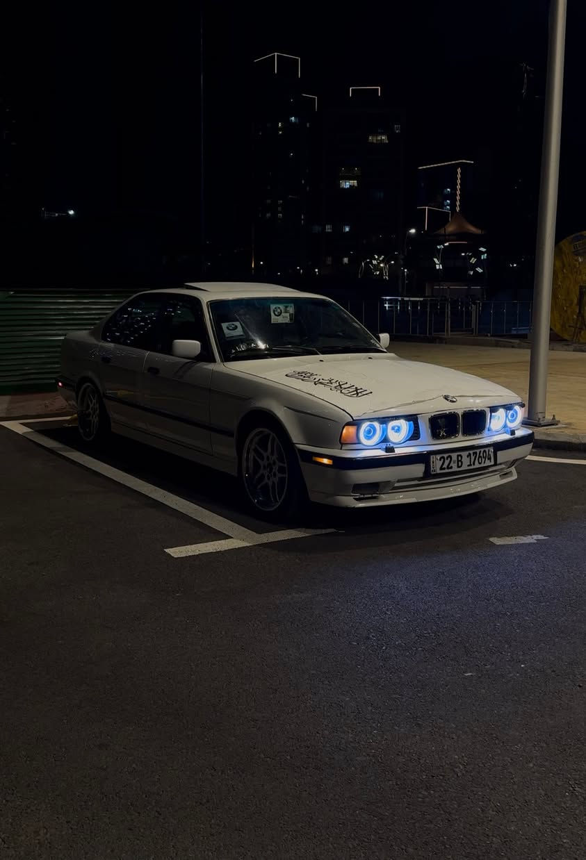 bmw
مۆدێل ١٩٩٢
٥٢٥iA 
سلایت
٤جام کارەبا
شاشە ئایپاد
کوشت جلد 
بۆنید و چاملخێکی سبوخە تەنها سبوخ بێ لێدران 
سەیارەکە فول فولە سەیارەکە بەناوی خۆمە سەنەوی تا ٢٠٣٠ تازەیە 
ژ.م ***********
