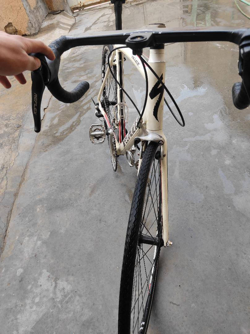 دراجه غنيه عن التعريف رود ماركه سبشلزد يجي ستيرن كاربون ماشه كاربون بوري سرج كاربون الفريم المنيوم الوزن ريشه السستم سورا براكيت وبريكات 
السعر خاص ***********
