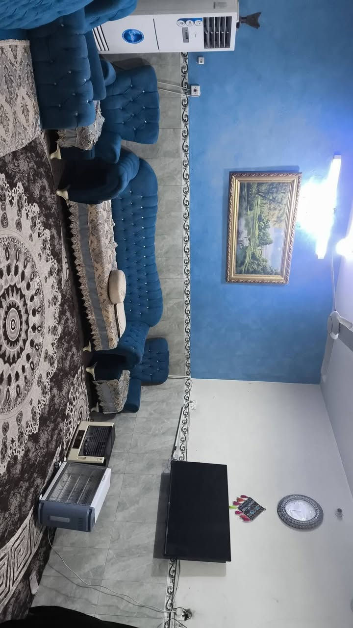 السلام عليكم ،، بيت للبيع مساحة 150م + 50 متر تشجير وكراج.. 
يحتوي الطابق الارضي على غرفتين وهول واستقبال 
والطابق الثاني يحتوي على ثلاث غرف مع الحمامات،، بيت نضيف خير من الله ،، 
الموقع الشعلة / ام نجم / شارع سالم / شارع الماركت ابو حسين قرب ساحة الاحرار 
الاتصال على صاحب الدار ***********
واتساب ***********
