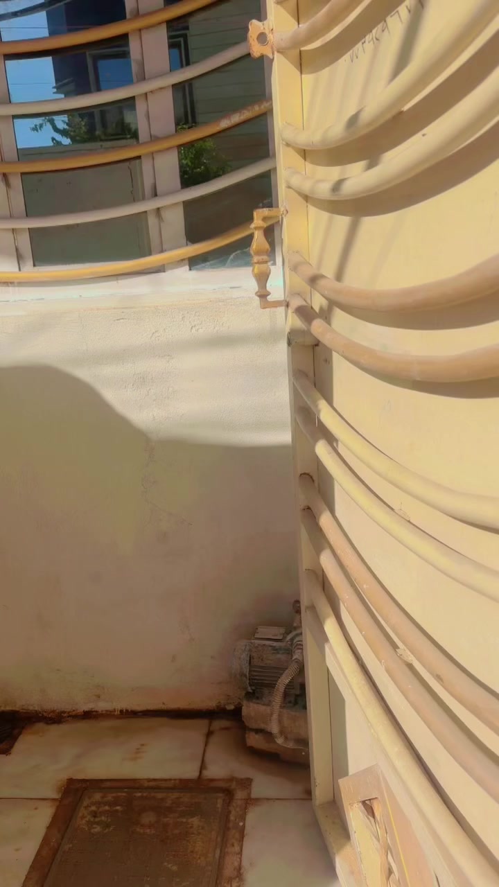 للأيجار 70 متر طابقين غرفتين نوم وصالة وهول ومطبخ وحمامين وتواليت وطرمة ومنور وبلكونة بداية منطقة الطي المربع الذهبي قرب سيطرة المحيط السعر 600 الف ***********
