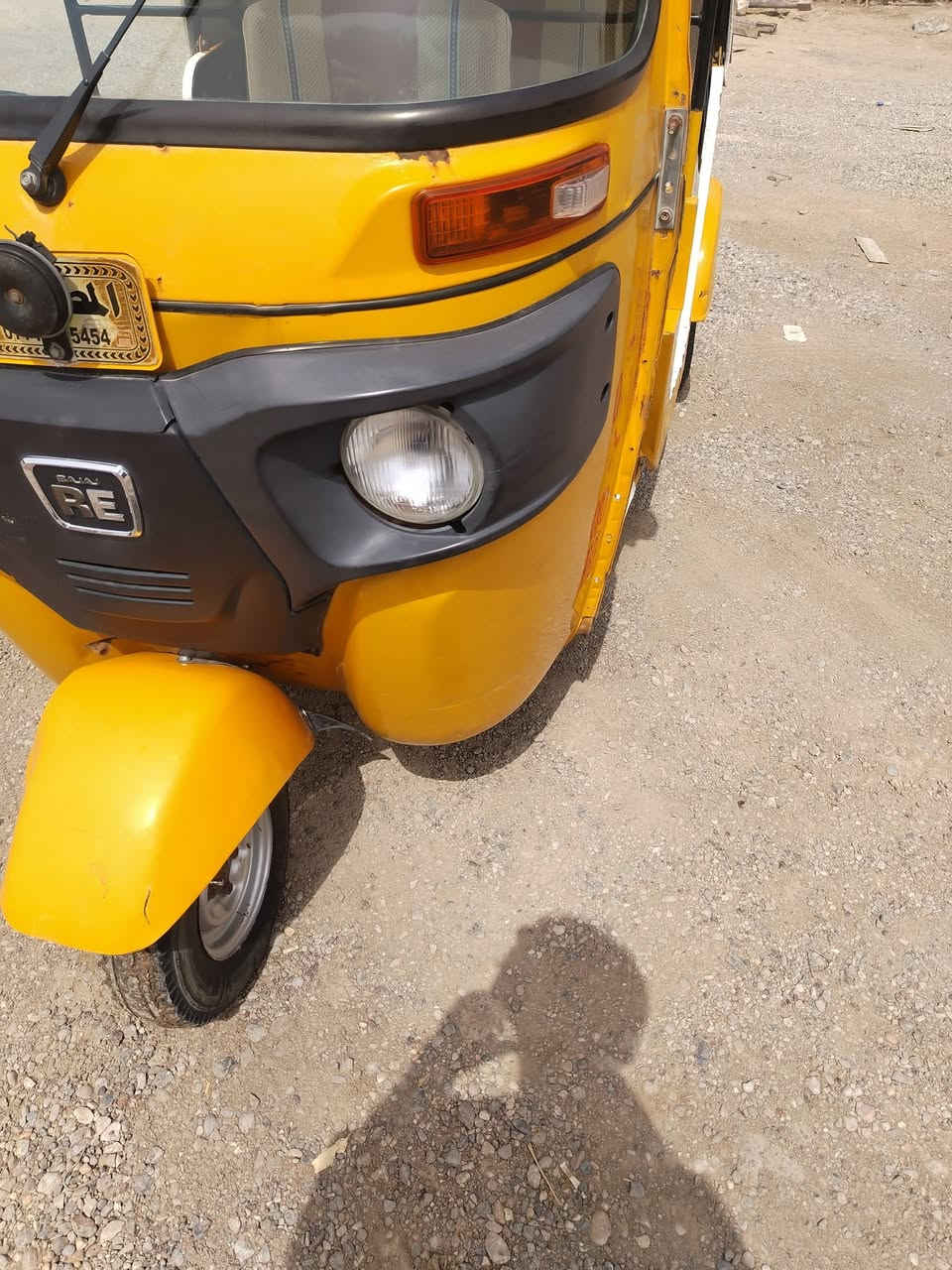 السلام عليكم شباب تكتك 20 شهر 10مرقمه رقم وسنويه تكتك جاهزه كبل لشارع بيه طخه يم البكلايت الخلفي موضحه بل صور مكاني ديالئ الخالص (***********) السعر 4800 وبيه مجال
