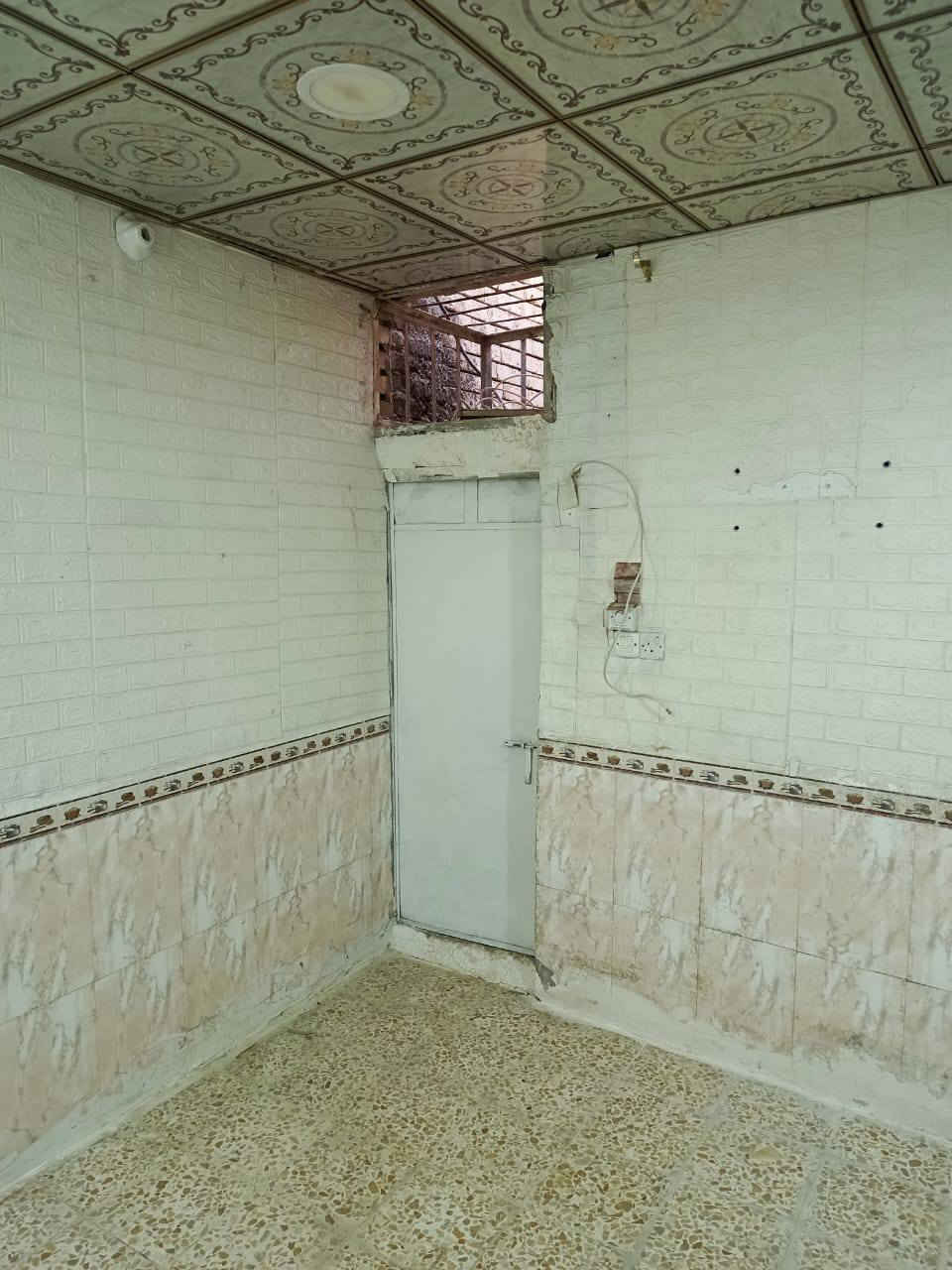 دار مساحه ٥٠ متر للايجار نجف حي الجمعيه قريب على شارع كربله مدارس  مستشفى الألماني المستوصف  سوك كله قريب عليك الشارع كربله نجف يبعد.عن البيت ٢٠٠ متر يصلح لعائله صغيره غرفه وصاله ومطبخ وتخاريج خط مولد كيز مع خزان ماء ايجاره ٢٥٠ الكهرباء والماء من ضمن الايجار مكلف بالنشر للاستفسار ***********
