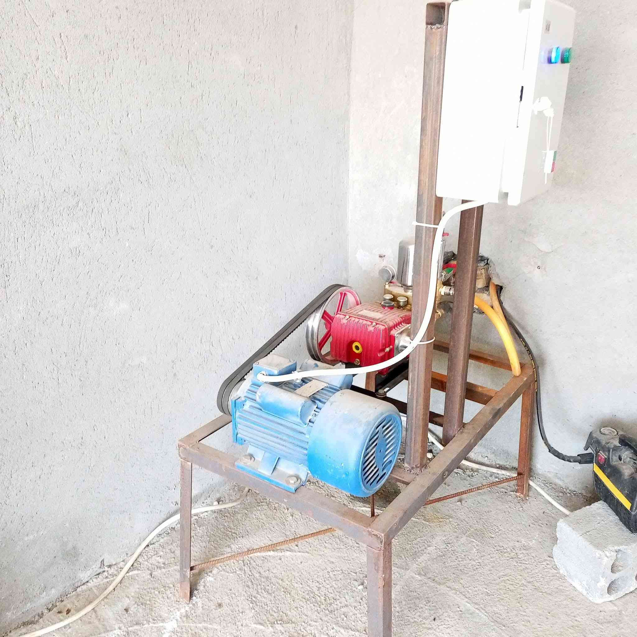 السلام عليكم اخواني
مضخه 7 ونص حصان سنكل  .جاهزه هي وتاروسه ولبورد يعني بس شغل .جديده استعمال 10 ايام فقط ..المكان حله ورديه..السعر600 وبيه مجال
رقم لهاتف ***********
