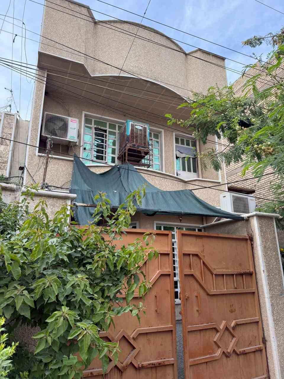 الدار للبيع 🏠 السعر 260 مليون وبي مجال 💵
العنوان الشعب شارع الأسواق المركزية مقابيل كلية الامام الكاظم عليه السلام🌹
المساحة 108 م🏠 مدخلين👌
البيت ثلاث طوابق👌
يحتوي الطابق الارضي على كراج سيارة وخدمات خارجية واستقبال ومطبخ معزولات وهول ومنور وخدمات وغرفة نوم 
ويحتوي الطابق الثاني على ثلاث غرف نوم وخدمات ومكان غسالة وبيتونة وسطحين
للاستفسار اكثر يرجى الاتصال على الرقم التالي (متواجد هذا الرقم على الواتس اب والفايبر والماسنجر *********** )
او الاتصال على الرقم الاخر 
***********
او زيارة مكتب تبارك للعقار والمقاولات الكائن في شارع الاسواق المركزية قرب مطعم ميامي
