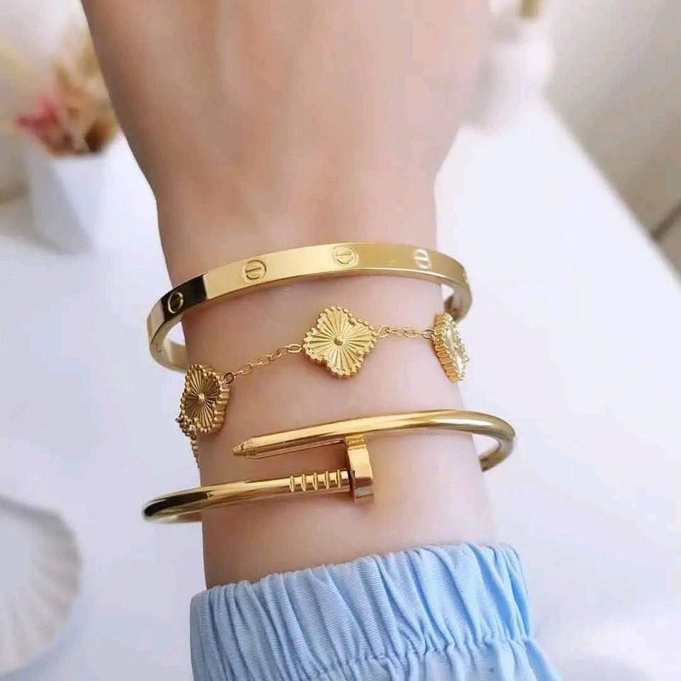تشكيلة من أفخم السوارات الرائجة 🔠🔠🔠

سيت متكون من 3 قطع . مسمار . فان كليف . كارتير . 💫💫💫

🌟كوالتي ممتاز أصلي ✔️
🌟طلاء ثابت بجودة عالية 💯
🌟غير قابل للصدأ ✔️ 
🌟مصمم بلمسة جاذبية 😍 
🌟تألقي بسحر جاذبية التصميم المميز 💕
🌟متوفر باللون الذهبي💛
🌟هدية رائعة لإحبابك 💍


**إذا كنت صاحب هذا الإعلان وتريد حذفه لأي سبب، رجاءا أرسل رسالة إلى الدعم الفني**