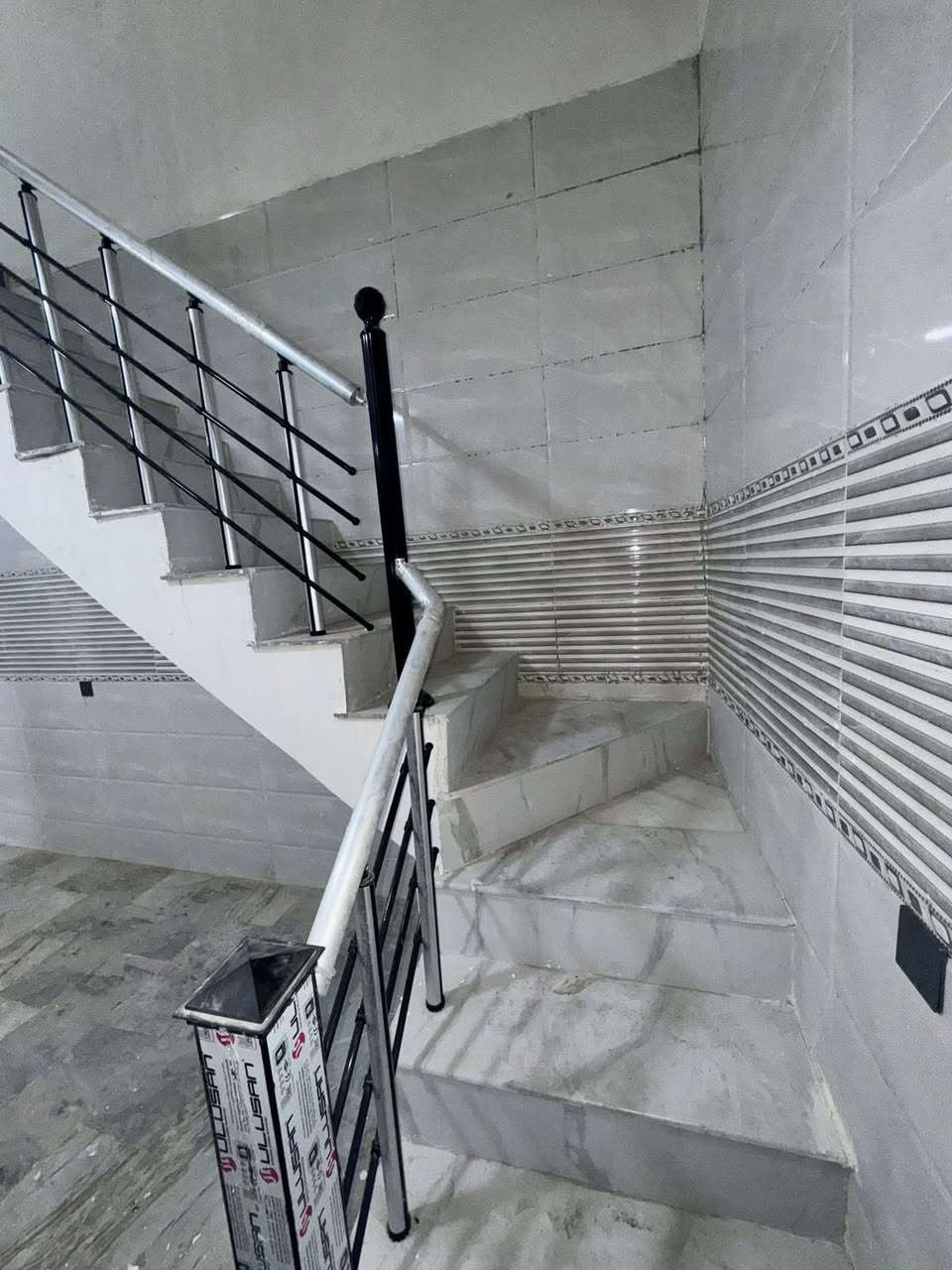 السلام عليكم
بيت للبيع مساحة 60 متر حديث
الواجهة 3 متر
النزال 20 متر
يحتووي على 3 غرف نوم 
وصاله
خدمات فوك وجوة
العنوان الشعب قرب شارع الصحة
السعر 155 وقابل لتفاوض رقم ***********
