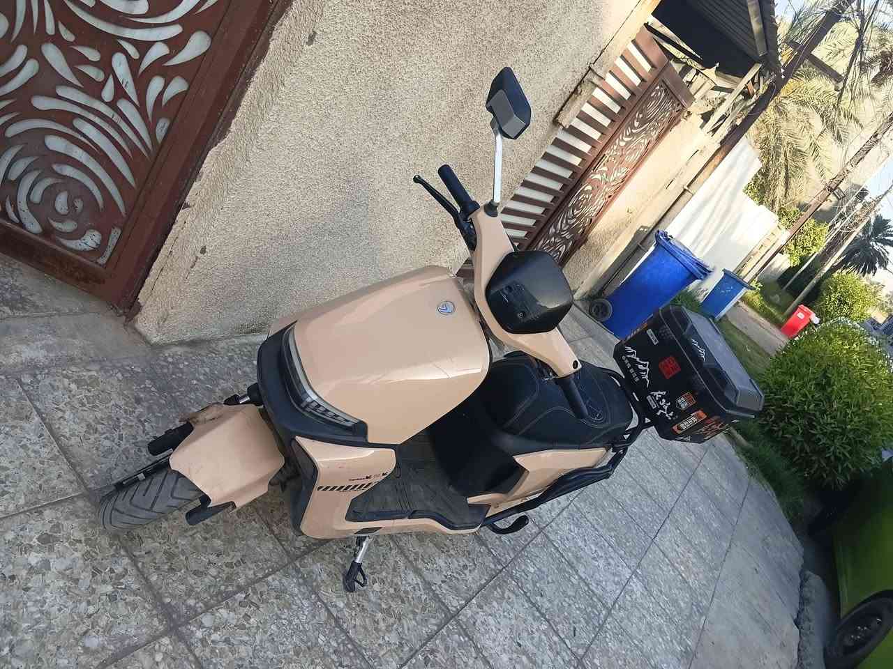 دراجه شحن  للبيع عامريه بغداد
ما اغشك ولا تغشني راح اكلك عيوبها وزينها

بدايتً دراجه حلوه كشخه شكلها مرتب موديل ٢٠٢٥ صناعه

سرعتها 80 حقيقي شلعتها قويه يعني سريعه وشحنها ولا تشيل هم ومن اكلك لتشيل هم فعلا لتشيل هم لان شحنها اذا وحدك يطول كلش وذا احد وراك يسحب اكثر بس هم يطول الدراجه مدرعه من الخلف والامام بس الدعاميه الاماميه اني شايلها بس اذا تشتريها انطيك ياها سويجها كارت وسويج وبيها اشارات يمنى ويسرى وبيها اضويه اماميه وجانبيه وبيها دبلات قويه يعني تكدر تنزل من الرصيف عل تاير يمتص صدمات القويه..... نجي عل عيوبها: جاملخ الامامي مكسور ياثر عل شكل وماعرف اشوف شكل الجاملخ الامامي احلى من نكسر بس عموما لازم نذكر العيوب

ثاني عيب التاير الخلفي مزروف اني حاطله ٣ فتايل يعني نكدر نكول حالت التاير الخلفي ٧٠ بل مئه تكدر تبدله انته بعدين تكدر يعني ترتبها انته 

ثالث عيب صوت الانذار مالتها ناصي بسبب دخول خاطى للماء وهذه يرجع مع مرور الوقت والحراره لان الدراجه بيها انذار من شخص يلعب بيها وانذارها جان مزعج وجدا عالي بس هسه صار ناصي بس مع مرور وقت يتحسن بل نسبه للسعر800 ***********

