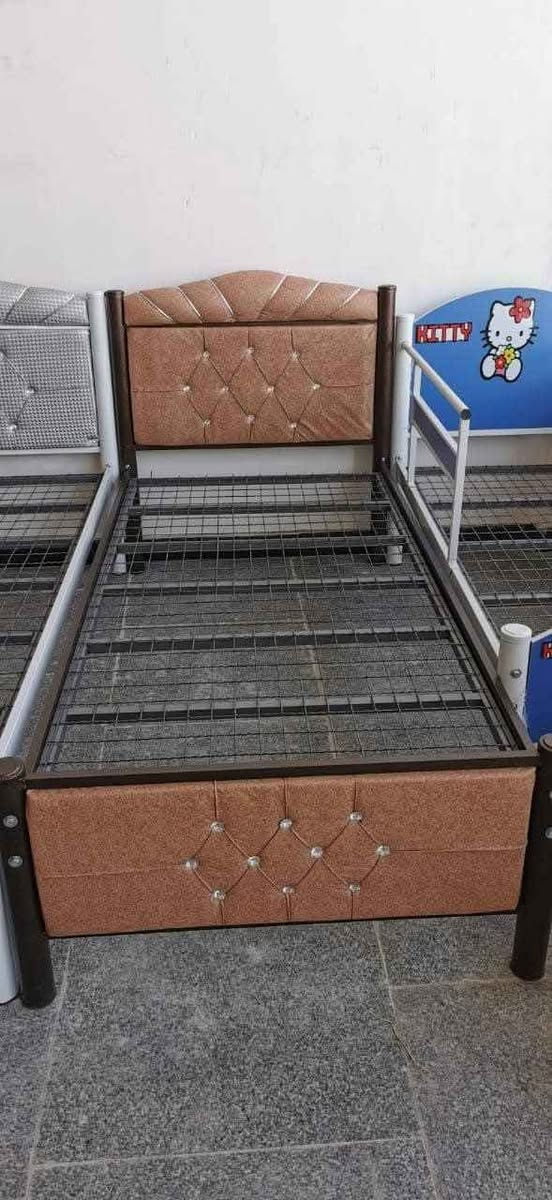 🛏️ سرير نفر واحد أصلي إيراني 

النوع: سرير فردي (نفر واحد)

المنشأ: صناعة إيرانية أصلية

الخامة: غالبًا مصنوع من الخشب الطبيعي أو المعدن المطلي عالي الجودة

الجودة: عالية التحمل – يتميز بالمتانة وطول العمر

التصميم: عملي وبسيط – يناسب غرف النوم الصغيرة أو الاستخدام في الشقق أو السكن الطلابي

الراحة: يوفر دعماً جيداً للفراش والظهر

القياس التقريبي: 90 × 190 سم (قد يختلف حسب الموديل)
السعر 65 الف توصيل داخل كربلاء فقط توصيل سريع جدا لحجز الاتصال على الرقم التالي 
*********** كربلاء, العراق
