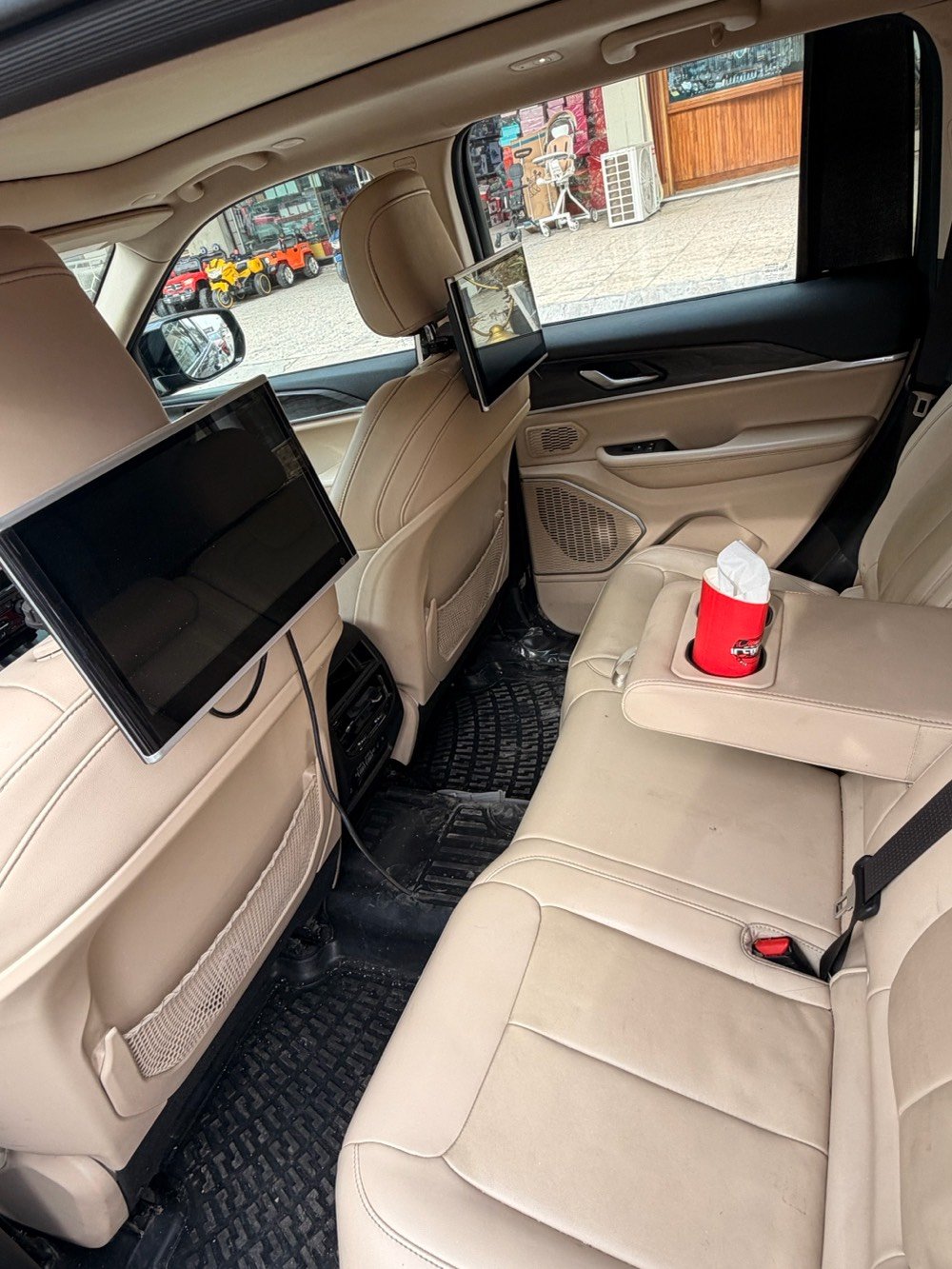 جيب شيروكي أسود، موديل جديد بحالة ممتازة. السيارة مزوّدة بتصميم داخلي مريح وأنيق، مع شاشات عرض خلفية وأنظمة ترفيه متقدمة. مثالية للعائلة والرحلات. متوفرة للمعاينة في أي وقت داخل بغداد.