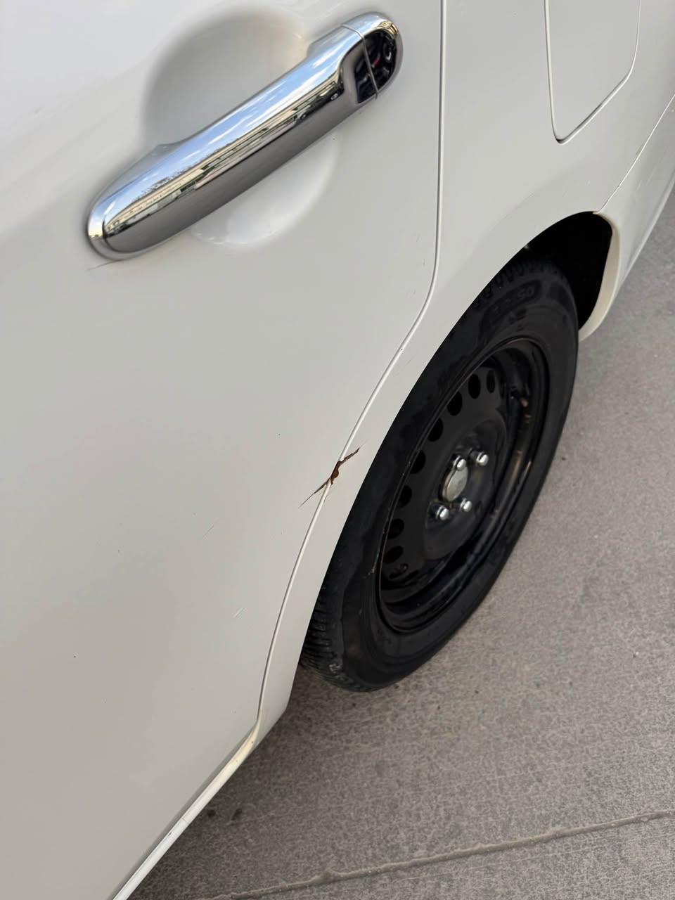 نيسان سني هندي  موديل ٢٠٢٤ ماشيه٤٢  بيه طخه بالهلال الخلفي موجوده الصورة بالمنشور وبيه رصعه خفيفه بالباب
السياره استخدام شخصي  
السعر ١٣٠ 
البصرة 
*********** البصرة, العراق
