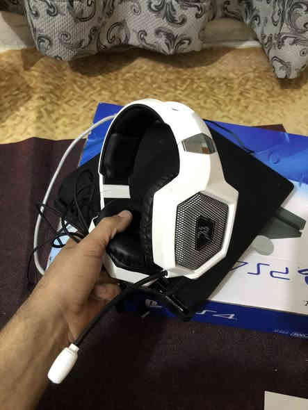 سلام عليكم للبيع او مراوس بلي 4 مهكر بي خمس لعبات + سماعة محيطية + 5 يدات كلهة شغالة + يوبي اس جديد مستخدم يوم واحد فقط السعر ٣٥٠ الرقم ***********
