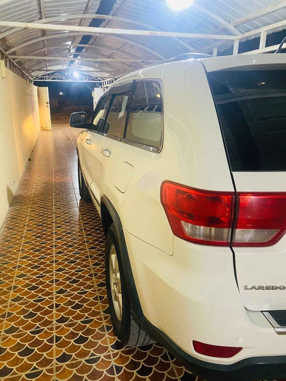 ‎🚘 للبيع |  (Jeep Grand Cherokee Laredo)
للبيع جيب  لاريدو، اللون الأبيض، السيارة نظيفة جداً واستعمال شخصي، محافظة على نظافتها وجاهزة للفحص.

المواصفات:

* 📅 الموديل: (2011)
* ⚙️ المحرك: (3.6)
* 🔄
* 🛣️ : (محرك جديد )
* 🎨 اللون: أبيض
* ❄️ تكييف ممتاز
* 🪑 داخلية نظيفة
* تشغيل بصمه
* 🚗 السيارة جاهزة للفحص وما تحتاج مصروف 
* السياره كلين ومكفوله 

💰 السعر: (160$) قابل للتفاوض بالمعقول.

📞 للاستفسار: (رقم الهاتف : ***********)
