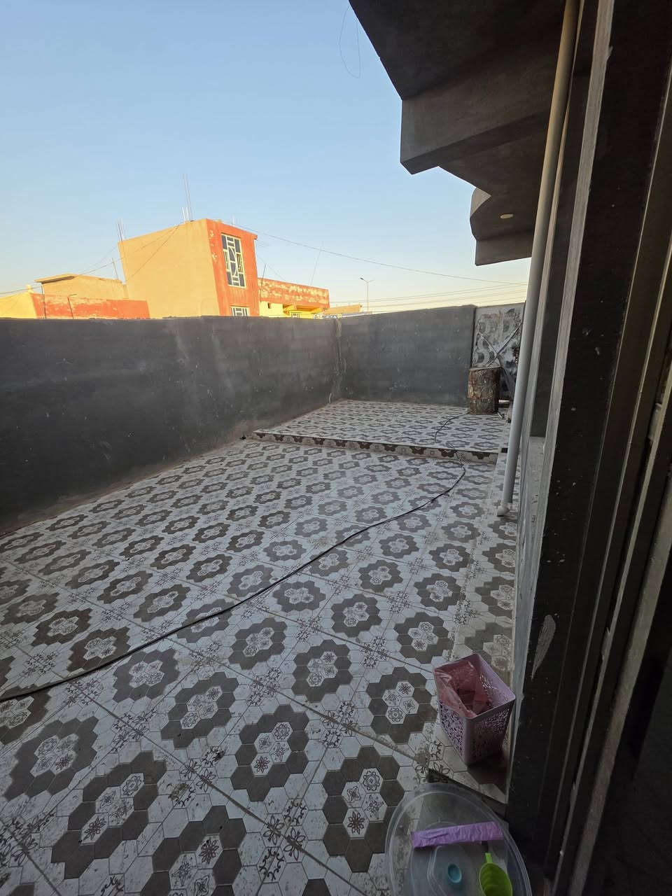 ياالله بسم الله الرحمن الرحيم شقه للايجار قاط اول مساحة ٢٠٠ متر موقع لسبيس غرفتين نوم وصاله ومطبخ واستقبال بناء حديث درجة اولي مكلف وليس لي(***********)أثير(***********)اسيا
