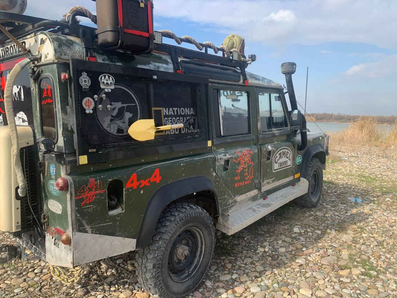 السلام وعليكم  لاند روفر للبيع او مراوس بسمي السنويه موديل 85 كاز تريكان تايرات جدد باتري جديد اكسل خلفي جديد دبل سبندر الضخم ***********
