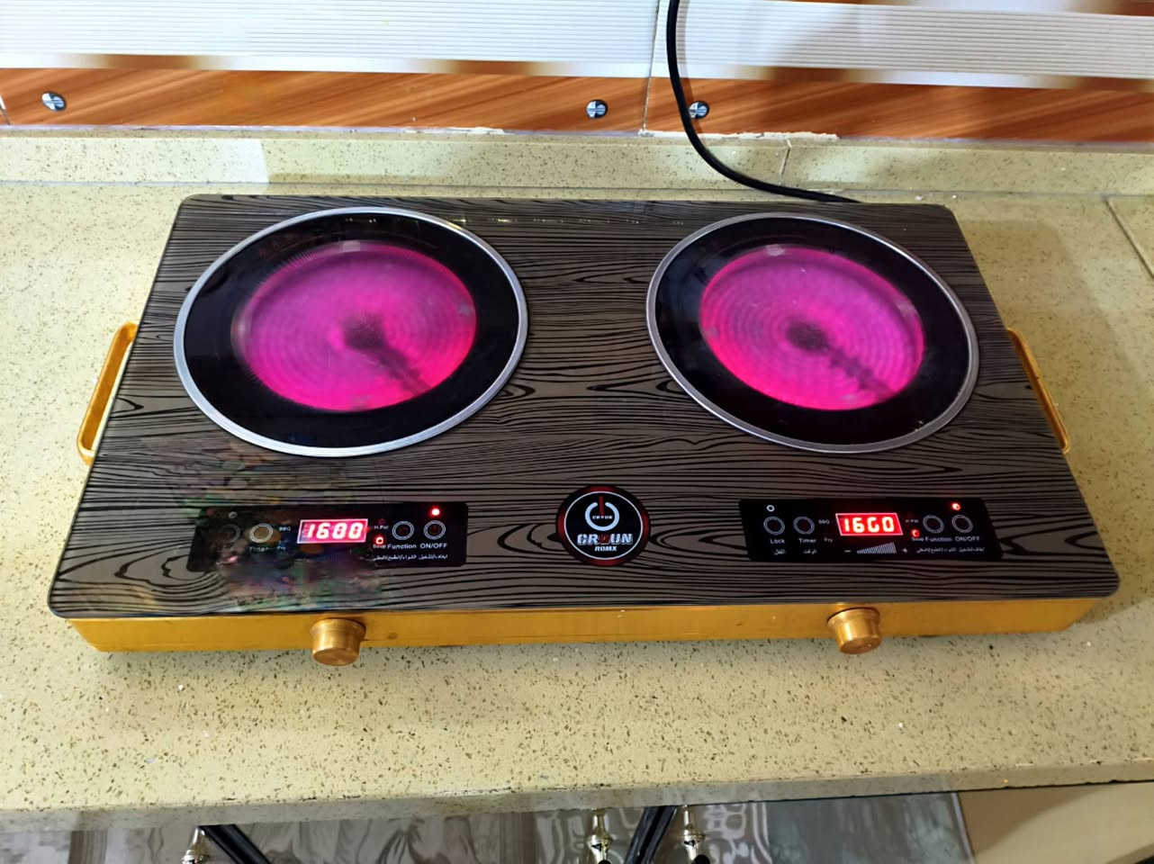 أوڨن تركي مستعمل شغال، صينيتي وتبسي.  
طباخ كهربائي شغال. 
واتساب***********
