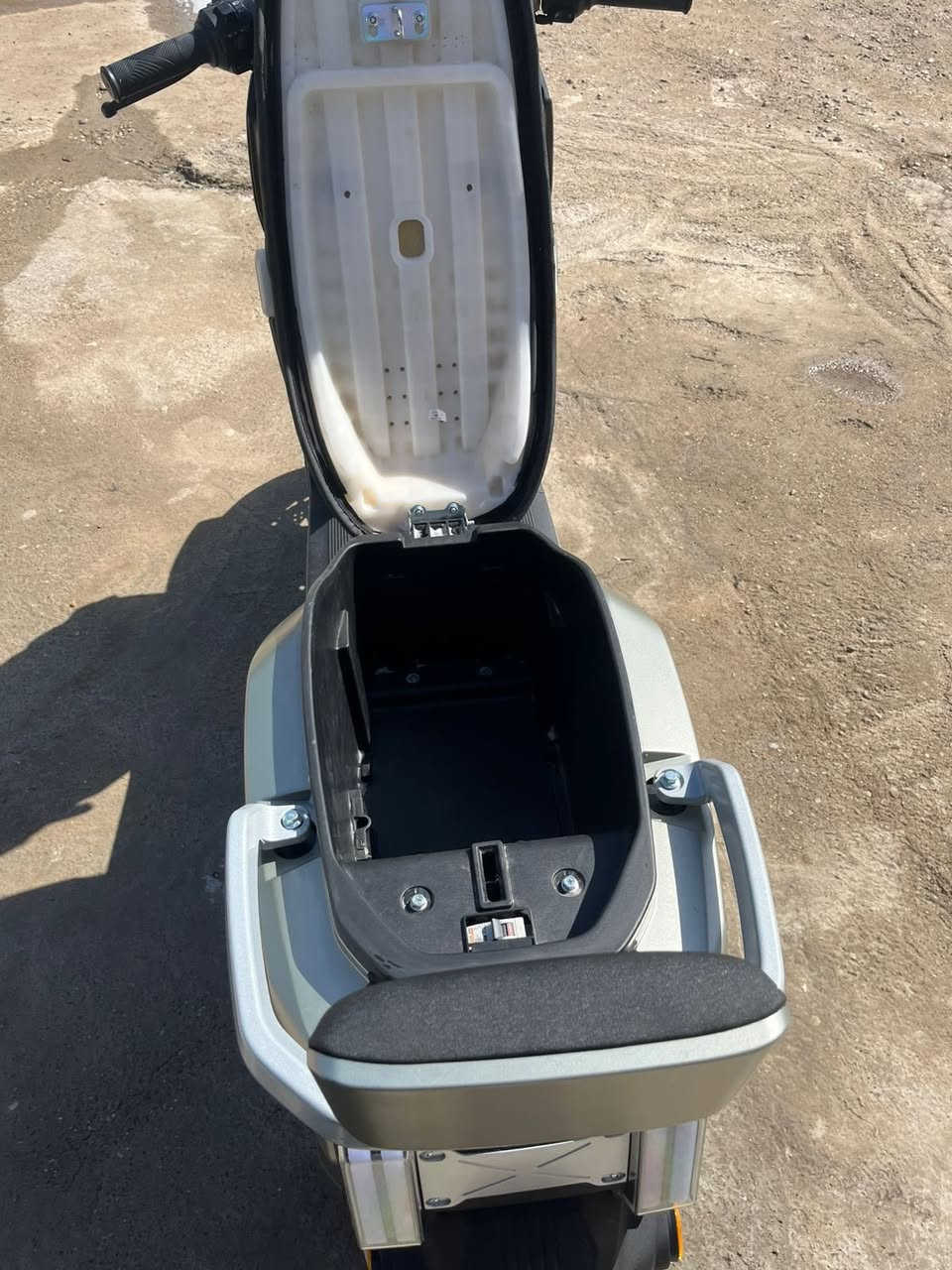 منرخصت الادمن وافق. سلام عليكم دراجه شحن سكنس ام عيون ام الدرع
أصلي 6باتري كبير 
الشحنه الوحده 60كم 
ومثل موضح بلصوره بس ذني الشخوط الدراجه نازله قبل شهرين طك جيس بس ابو كيه كسر عليه وشخطها السعر خاص للاتصال ***********  متواجد واتساب  عنوان الدوره
