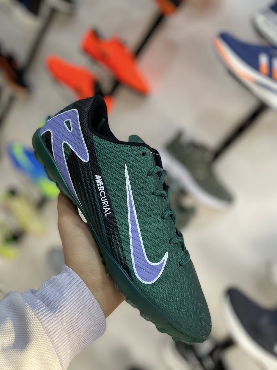 SportCentar
ً
حذاء لعب ايطالي #جلاتيني الاصلي 🔥
ً
#القياسات { 40/41/42/43/44/45 } 
ً
#العنون { الرمادي / شارع البريد مجاور اسواق عمو رعد }
ً
#رياضة #اكسبلور #ترانشوز #اكسسورات #متابعة #متابعين


**إذا كنت صاحب هذا الإعلان وتريد حذفه لأي سبب، رجاءا أرسل رسالة إلى الدعم الفني**